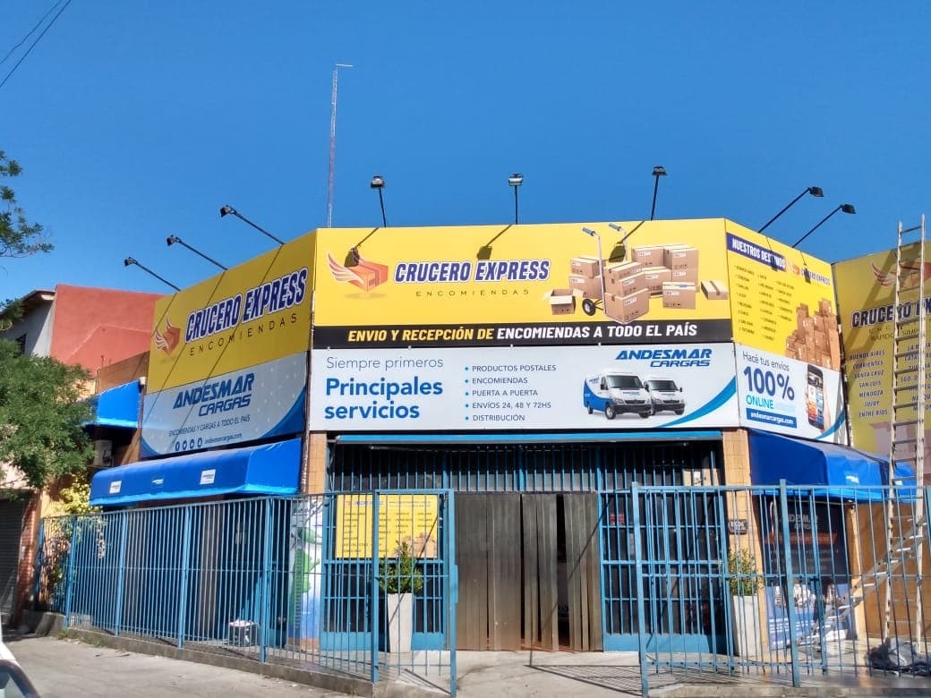 Fachada de oficina de Crucero Express y Andesmar Cargas con carteles amarillos y azules.